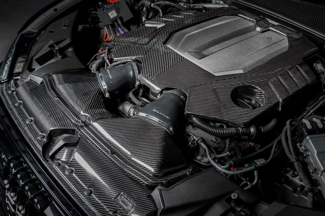 Eventuri EVE-C8RS6-CF-EN Черная карбоновая крышка двигателя для Audi RS6 RS7 C8 глянцевая — фото 2 из 3